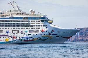 norvégien étoile est une croisière navire possédé et opéré par norvégien croisière ligne dans Santorin baie dans Grèce. apportant touristique à été vacances. mer transport 10.10.21 photo