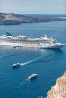 norvégien étoile est une croisière navire possédé et opéré par norvégien croisière ligne dans Santorin baie dans Grèce. apportant touristique à été vacances. mer transport, 10.10.21 photo