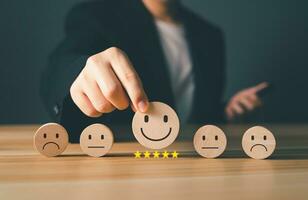 satisfaction, client service, évaluation concepts. affaires Hommes choisir en bois bloquer à évaluation client la satisfaction But et cinq étoile niveau, un service retour, en ligne examen, le populaire service. photo