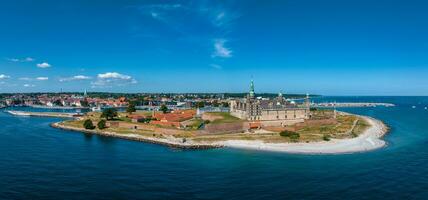 aérien vue de Kronborg Château avec remparts, ravelin garde le entrée à le baltique mer photo