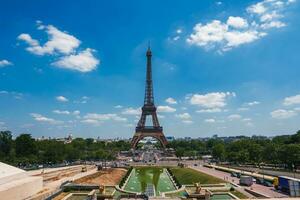 ensoleillé journée à le Eiffel la tour photo