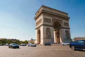 arc de triomphe en dessous de ensoleillé bleu ciel photo