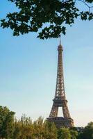 Eiffel la tour à le coucher du soleil dans Paris photo