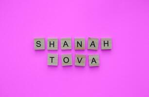 septembre 15-17, rosh hashana, minimaliste bannière avec le une inscription dans en bois des lettres sur une rose Contexte photo