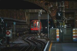 train en quittant pour upminster tube station photo