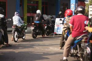 magelang, indonésie.juillet 25, 2023-motos queue à ravitailler à une gaz gare. photo