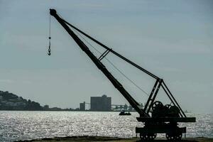 une grue avec l'eau dans le Contexte photo