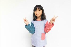 une mignonne sur de soi fille élevé sa main à montrant signe geste avec les doigts photo