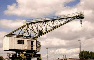 une grand grue est séance sur Haut de une bâtiment photo