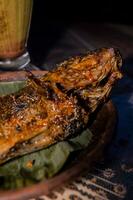 savoureux grillé poisson sur cuisine table photo