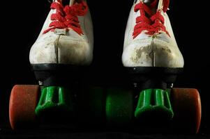 une paire de rouleau patins avec vert et rouge roues photo