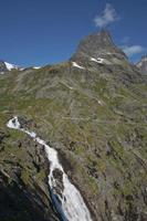 vue sur trollstigen ou chemin des trolls en norvège photo