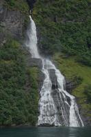 la cascade des sept soeurs sur le geirangerfjord, norvège