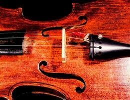 une proche en haut de une violon sur une noir Contexte photo