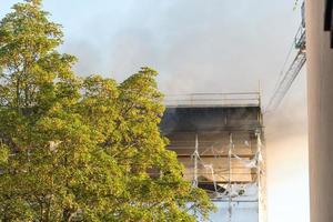 Le feu endommage le bâtiment en construction photo