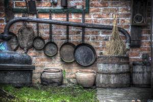 pots et tonneaux dans une ancienne cour de campagne