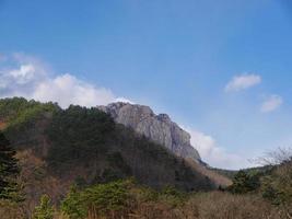 montagnes coréennes. le rocher ulsanbawi au parc national de seoraksan photo