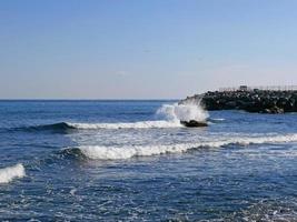 pierres dans la mer. ville de sokcho. Corée du Sud photo