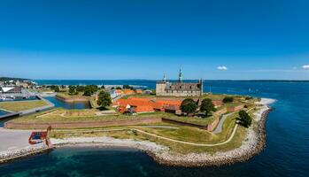 aérien vue de Kronborg Château avec remparts, ravelin garde le entrée à le baltique mer photo