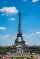 Eiffel la tour sur une ensoleillé journée photo