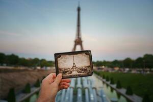 ancien Eiffel la tour photo dans main