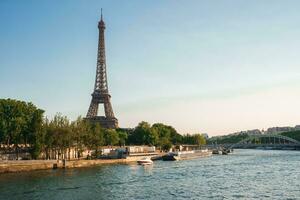 Matin vue de Eiffel la tour de Seine rivière photo