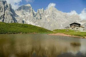 une Lac et Montagne dans le Contexte photo