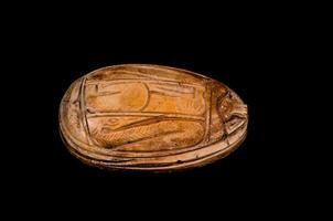 égyptien scarabée sur noir photo