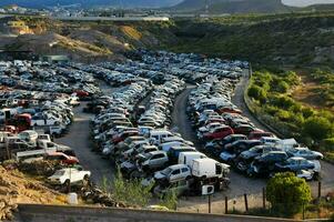 une grand parking lot plein de voitures photo