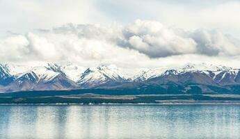 le magnifique enneigé montagnes dans le zone de Lac tekapo dans Sud île, Nouveau zélande. photo