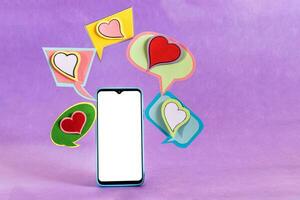 mobile téléphone et dialogue bulles avec cœurs. sortir ensemble app concept. photo