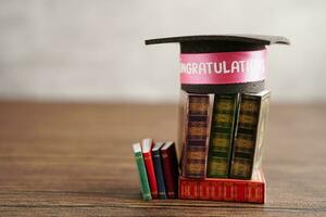 l'obtention du diplôme chapeau sur livre avec copie espace, apprentissage Université éducation concept. photo