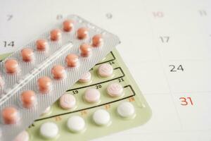 naissance contrôle pilules pour femelle sur calendrier, ovulation journée. photo
