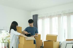 Jeune marié couple en mouvement dans Nouveau maison. photo