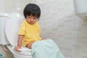 enfant Aller à le toilettes, constipation dans enfants, dyspepsie, abdominal douleur, pleurs, déféquer, forcer, urinaire incontinence, du sang dans le tabouret, intestin problèmes, ulcéreuse colite, la diarrhée photo