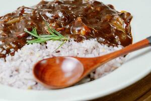 jjajang bap, riz avec noir haricot sauce photo