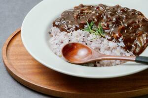 jjajang bap, riz avec noir haricot sauce photo