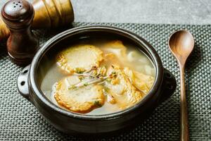 coréen poisson gâteau soupe servi dans une noir argile pot photo