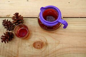 brassage café dans une verre sur une en bois table photo