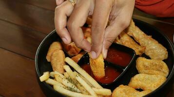 français frites, pépites et délicieux frit otak otak servi avec épicé sauce photo