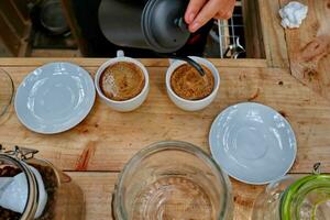 café est étant versé, montrant café gouttes et bouffées de vapeur photo