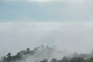 Montagne intervalle avec visible silhouettes par le Matin bleu brouillard. photo