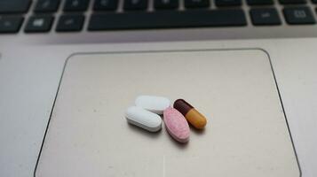 divers les types de drogues, mis sur une portable clavier photo
