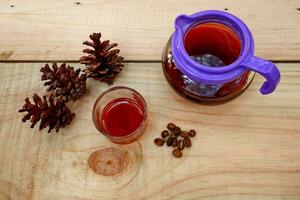 brassage café dans une verre sur une en bois table photo