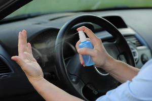 l'homme se nettoie les mains avec un spray antibactérien avant de voyager photo