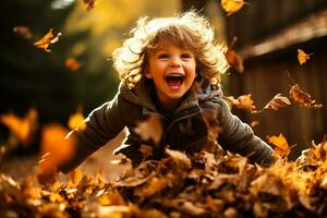une enfant sauter dans une pile de l'automne feuilles avec une joyeux expression photo