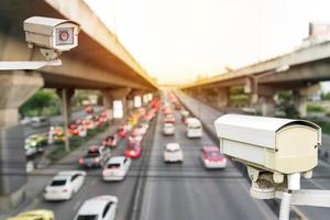 gros plan de la caméra de sécurité du trafic. photo