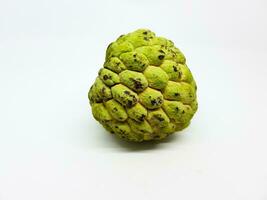 vert cherimoya fruit isolé sur blanc Contexte. une paire de presque mûr geffner Atemoya photo