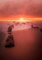 coucher de soleil sur la plage en été photo