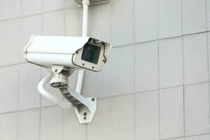 caméra de vidéosurveillance sur le mur haut du bâtiment. photo